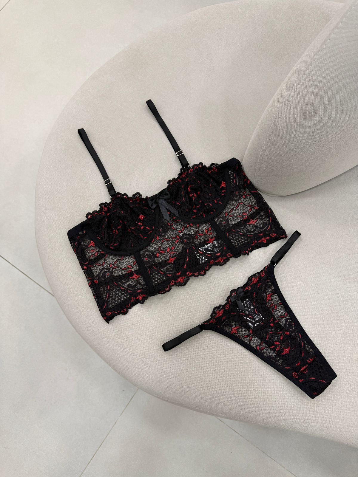 Corselet de renda preta com detalhes vermelhos